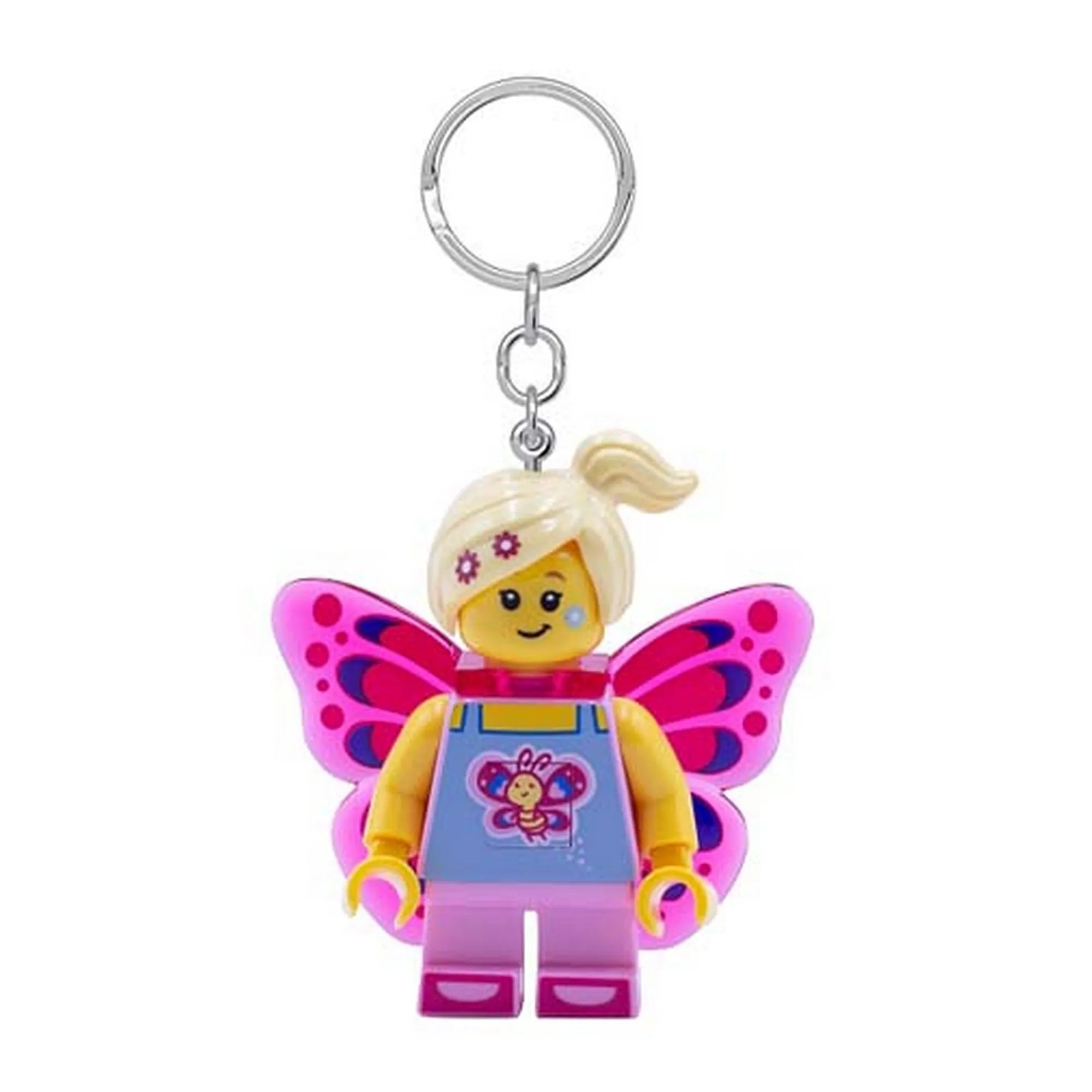 A LEGO LEDLITE Pillangólány kulcstartó közelről, mosolygós, szőke hajú minifigurával és élénk rózsaszín-lila pillangószárnyakkal.