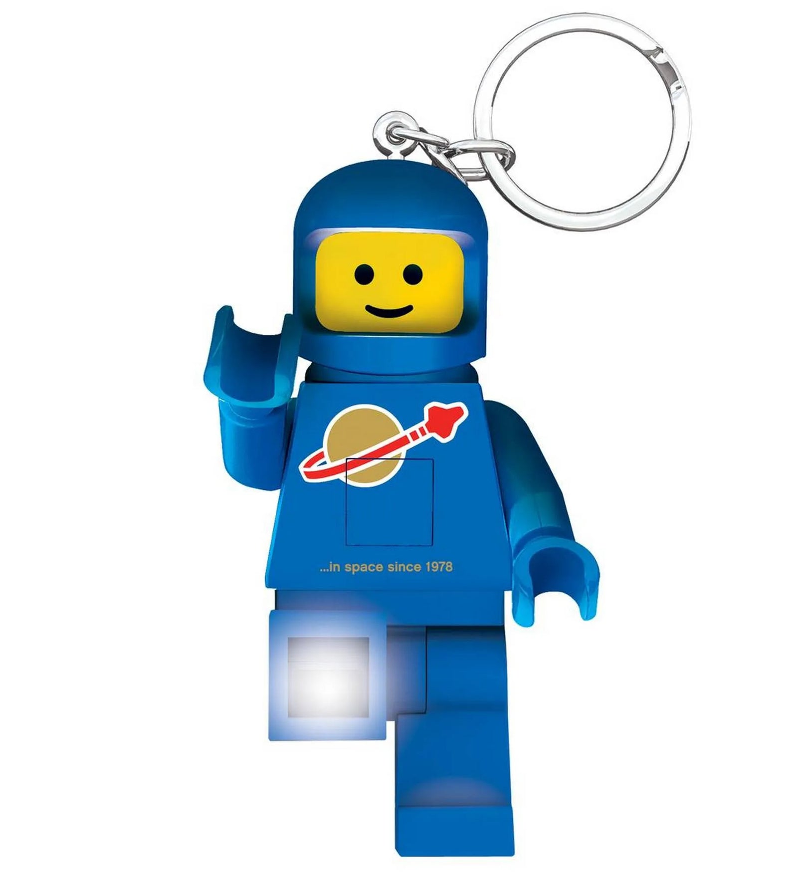 Kék LEGO űrhajós világító kulcstartó LED fénnyel, közelről, felemelt karral