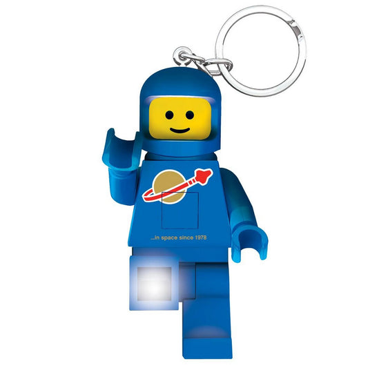 Kék LEGO űrhajós világító kulcstartó LED fénnyel, közelről, felemelt karral