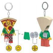 A LEGO Pizza kosztümös figura LED kulcstartó (LGL-KE176H) elölről és hátulról, szétszedett állapotban, az elemek és a LED világítás működésének bemutatásával.