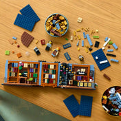 LEGO Icons (Creator Expert): Könyvkuckó Könyvesbolt 11379 építés közben, könyvespolcokkal, minifigurákkal és szétválogatott LEGO elemekkel.