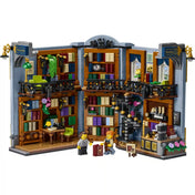 LEGO Icons (Creator Expert): Könyvkuckó Könyvesbolt 11379, kétszintes könyvesbolt színes könyvespolcokkal, csigalépcsővel és két minifigurával.