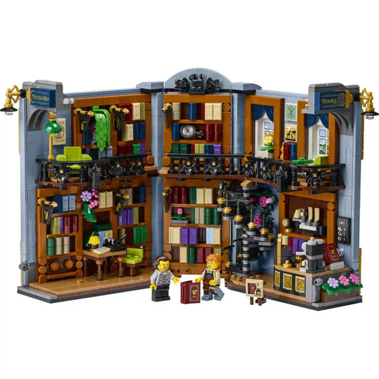 LEGO Icons (Creator Expert): Könyvkuckó Könyvesbolt 11379, kétszintes könyvesbolt színes könyvespolcokkal, csigalépcsővel és két minifigurával.