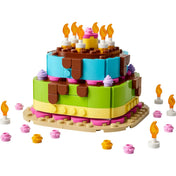 Részletgazdag LEGO Születésnapi torta modell égő gyertyákkal, cukormáz hatású elemekkel és színes ünnepi dekorációval.