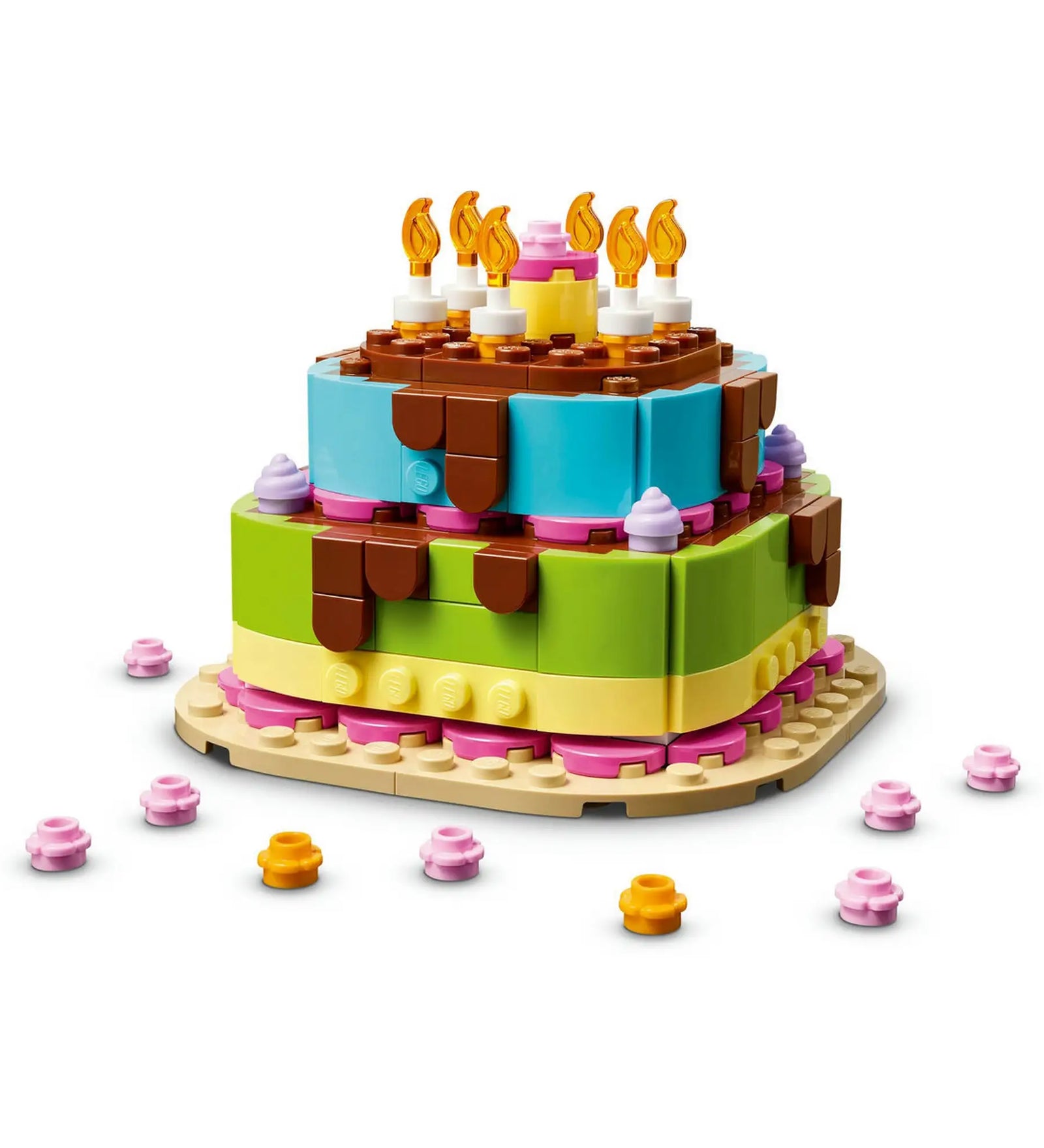 A LEGO 40815 Születésnapi torta összeépített modellje kék és zöld emeletekkel, csokoládécsorgással, gyertyákkal és színes díszítőelemekkel.