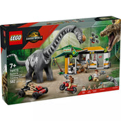 „A LEGO Jurassic World 76973 Velociraptor és Titanosaurus üldözése készlet doboza, rajta a hatalmas Titanosaurusszal, a Velociraptorral, a terepjáróval, motorral és a tábori állomással, 582 elemmel.”