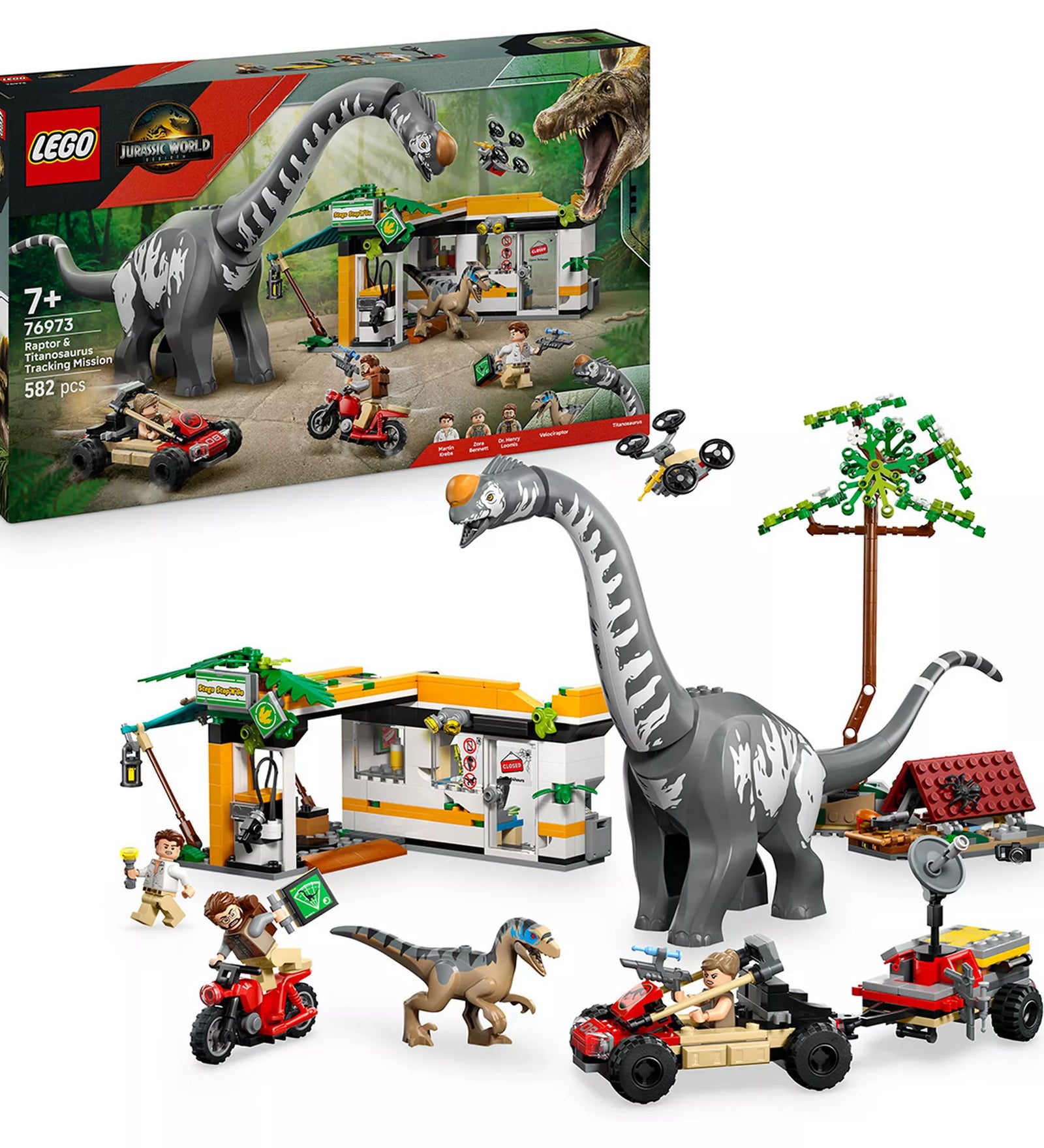 „A LEGO Jurassic World 76973 doboza és a teljesen megépített készlet: Titanosaurus, Velociraptor, járművek, táborállomás, drón és a három minifigura együtt fehér háttér előtt.”