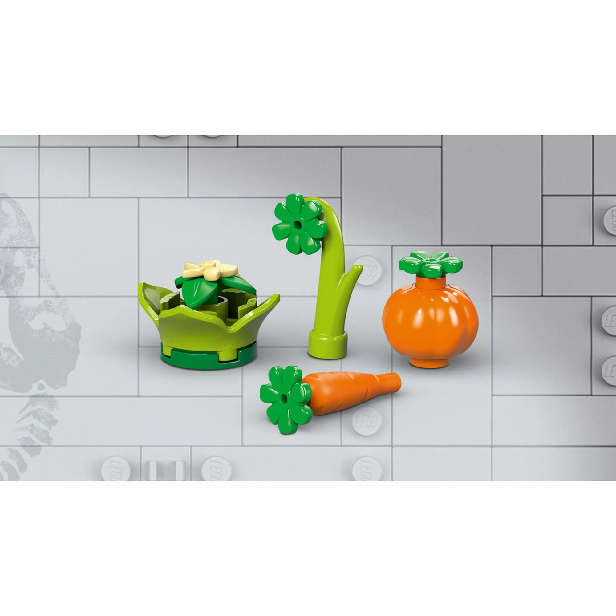 „A LEGO 76962 készlet zöldségkiegészítői: tök, répa, virágos növény és salátalevél elem, világos szürke LEGO háttér előtt lefotózva.”