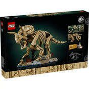 LEGO Jurassic World Dinoszaurusz maradványok: Triceratops (77985) készlet hátoldali dobozképe, amely bemutatja a modell funkcióit és részleteit.