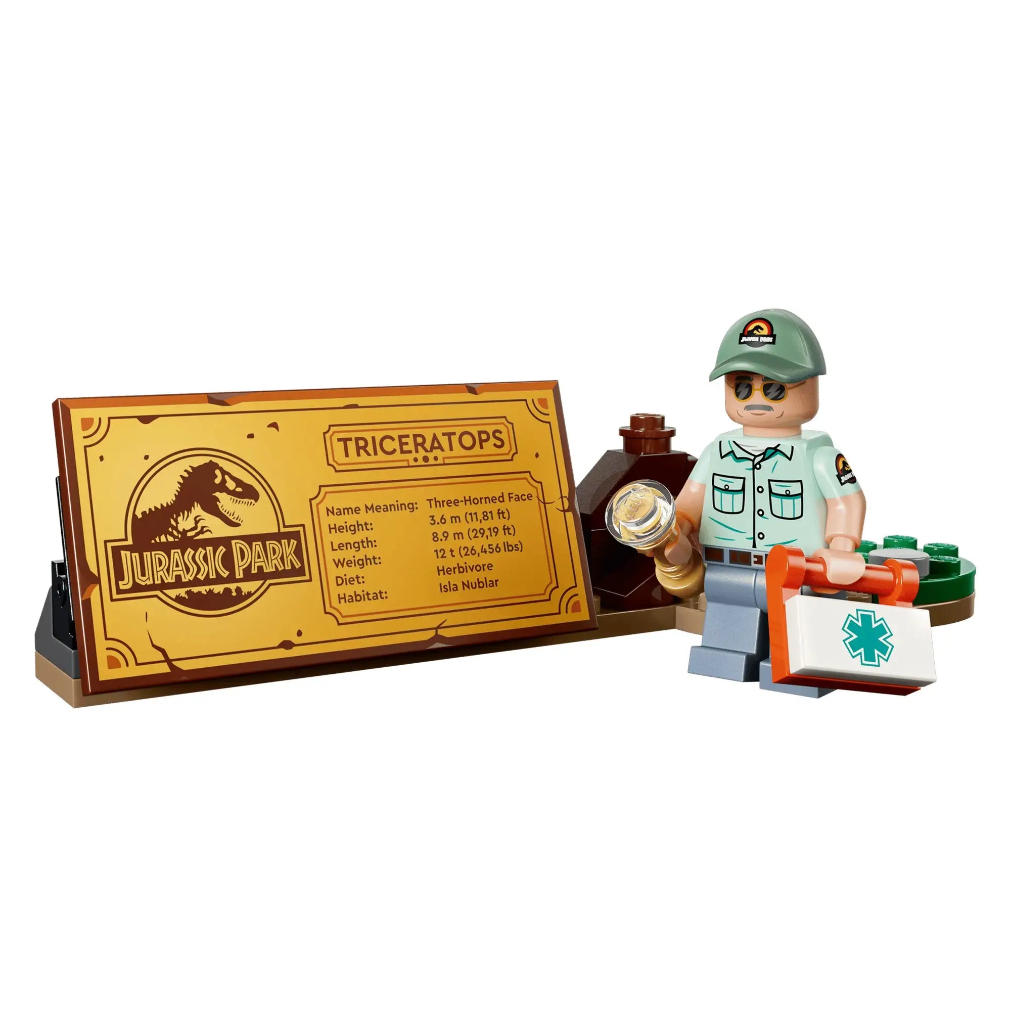 LEGO Jurassic Park Triceratops információs tábla és Dr. Gerry Harding minifigura közelről, zseblámpával és elsősegély-táskával.