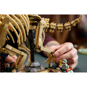 Közeli fotó a LEGO Triceratops fosszília hátsó lábáról és farkáról, mozgatható ízületekkel, valamint Dr. Gerry Harding minifigurával.