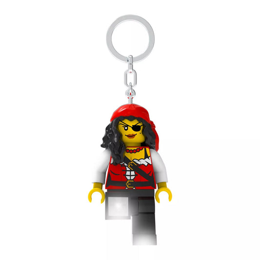 A LEGO Kaloz hercegno LED kulcstartó figurája: piros kendős, szemkendős kalóz minifigura fekete nadrágban, kulcskarika felfüggesztéssel.