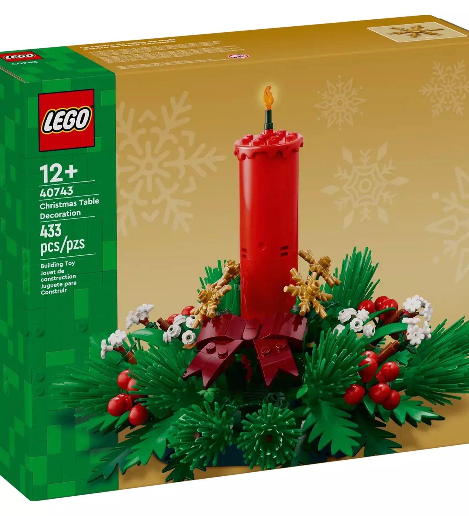 A LEGO Karácsonyi asztali dekoráció (40743) doboza, amelyen a piros gyertya és a zöld fenyőágakkal, piros bogyókkal, arany csillagokkal díszített koszorú látható.