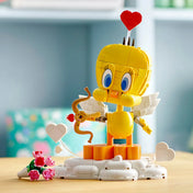 LEGO Looney Tunes: Cuki Csőrike 40824, 412 darabos – Megépített Csőrike figura felhőkön állva, angyalszárnyakkal és szívecskés íjjal.