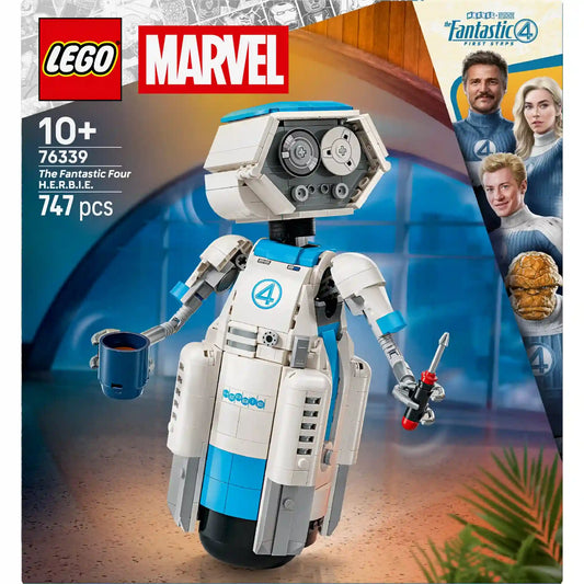 A LEGO Marvel: A Fantasztikus 4-es – H.E.R.B.I.E. 76339 készlet dobozának eleje, amely a 747 darabos építőkészletet, a H.E.R.B.I.E. robotot és a Marvel Studios Fantasztikus 4-es film szereplőit mutatja be.