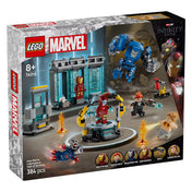 LEGO Marvel A Vasember laboratóriuma: páncélcsarnok doboza elölnézetből, a szereplőkkel és páncélokkal a háttérben.
