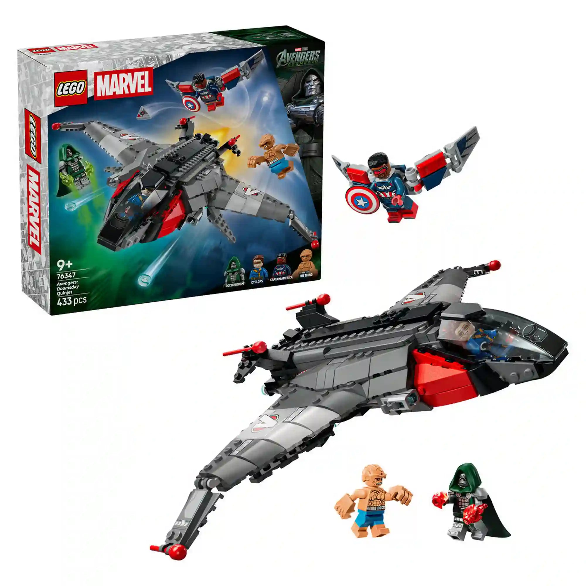 A LEGO Marvel Quinjet 76347 készlet doboza, a megépített szürke repülőgép és a négy Marvel minifigura fehér háttéren.