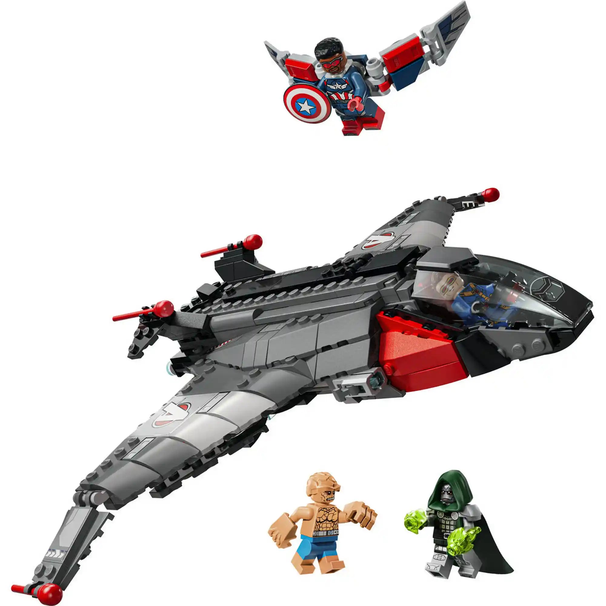 A szürke-fekete LEGO Quinjet piros részletekkel, felette a szárnyas Amerika Kapitány, alatta Lény és Doctor Doom minifigurája.