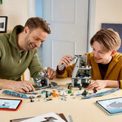 Apa és fia közösen építik a LEGO Marvel 76352 Bosszúállók tornyát.
