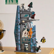 Összeépített LEGO Marvel 76352 Bosszúállók tornya a körülötte elhelyezett minifigurákkal.