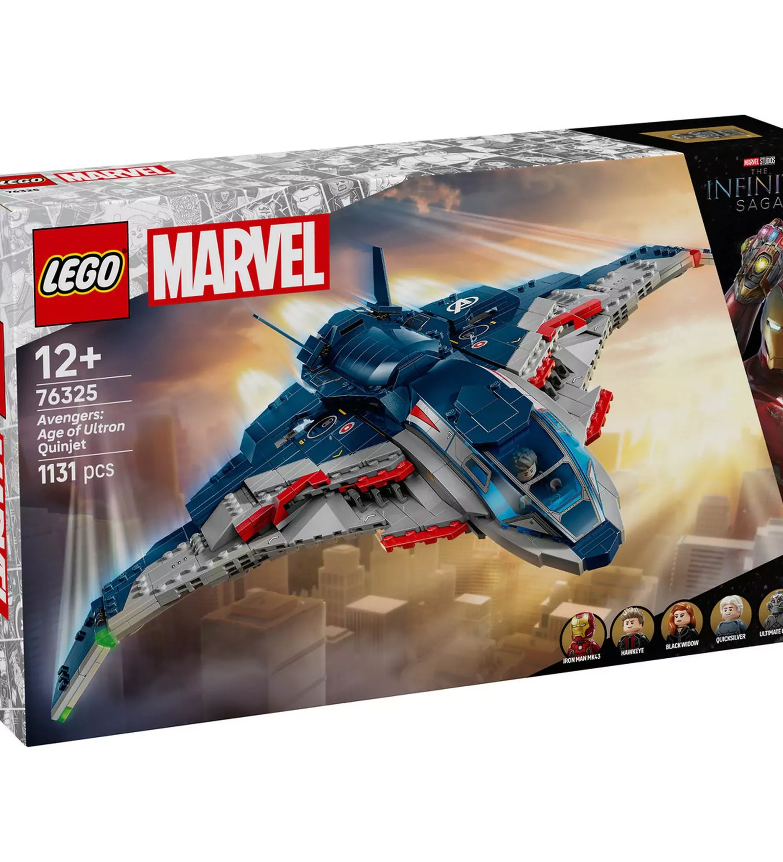 A LEGO Marvel Avengers: Age of Ultron Quinjet (76325) doboza, a kék és szürke repülőgép városi háttér előtt száguld, 1131 elemmel.
