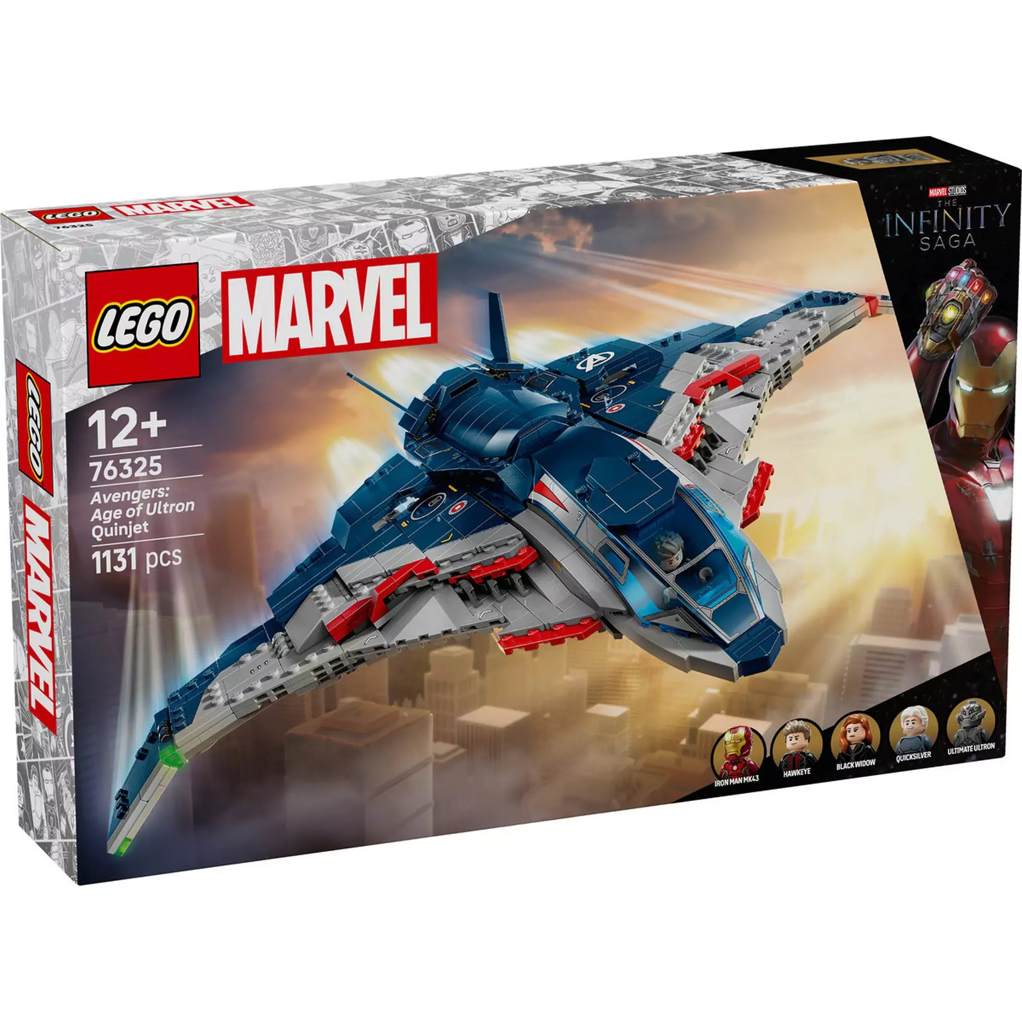 A LEGO Marvel Avengers: Age of Ultron Quinjet (76325) doboza, a kék és szürke repülőgép városi háttér előtt száguld, 1131 elemmel.