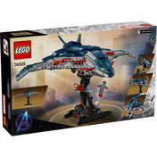 A LEGO Marvel Quinjet (76325) hátoldala, a repülő a tartóállványon látható, minifigurákkal és játéklehetőségekkel.