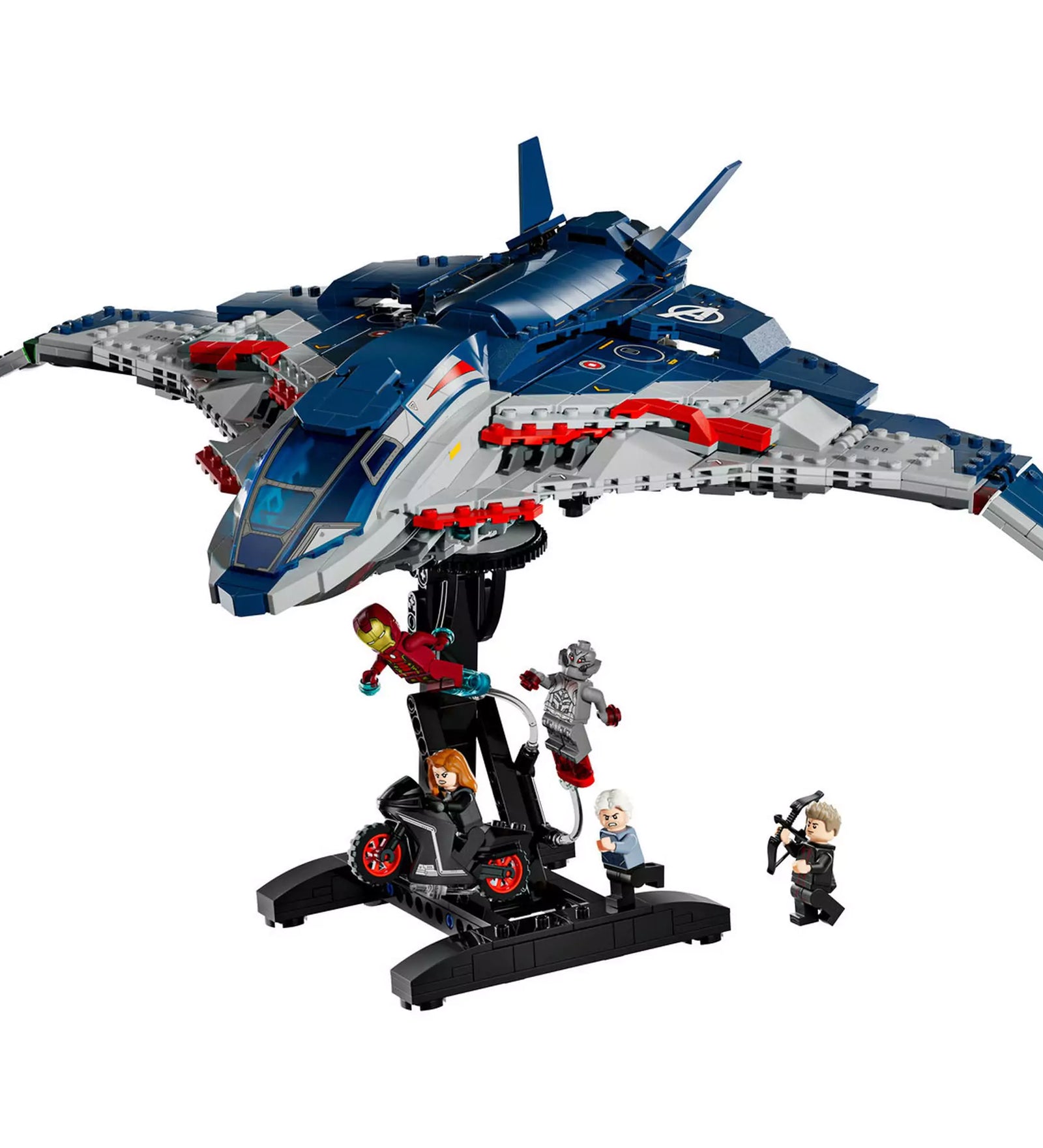 A LEGO Marvel Quinjet (76325) a tartóállványon, körülötte Vasember, Ultron, Fekete Özvegy, Higanyszál és Sólyomszem minifigurái.
