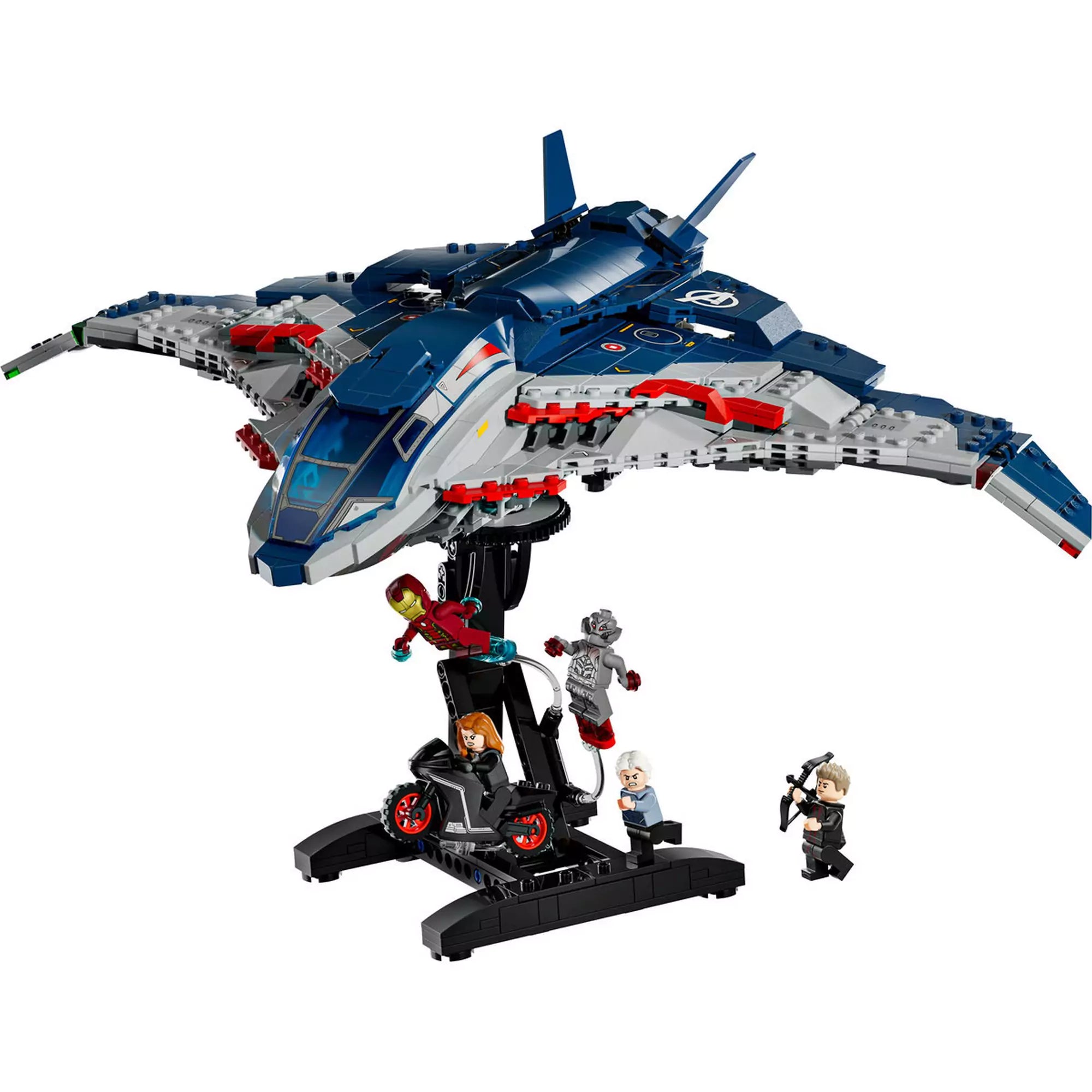 A LEGO Marvel Quinjet (76325) a tartóállványon, körülötte Vasember, Ultron, Fekete Özvegy, Higanyszál és Sólyomszem minifigurái.