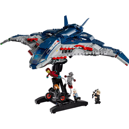 A LEGO Marvel Quinjet (76325) a tartóállványon, körülötte Vasember, Ultron, Fekete Özvegy, Higanyszál és Sólyomszem minifigurái.