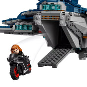 A LEGO Marvel Quinjet (76325) hátsó rámpáján Fekete Özvegy motorral távozik a repülőből, akcióra készen.