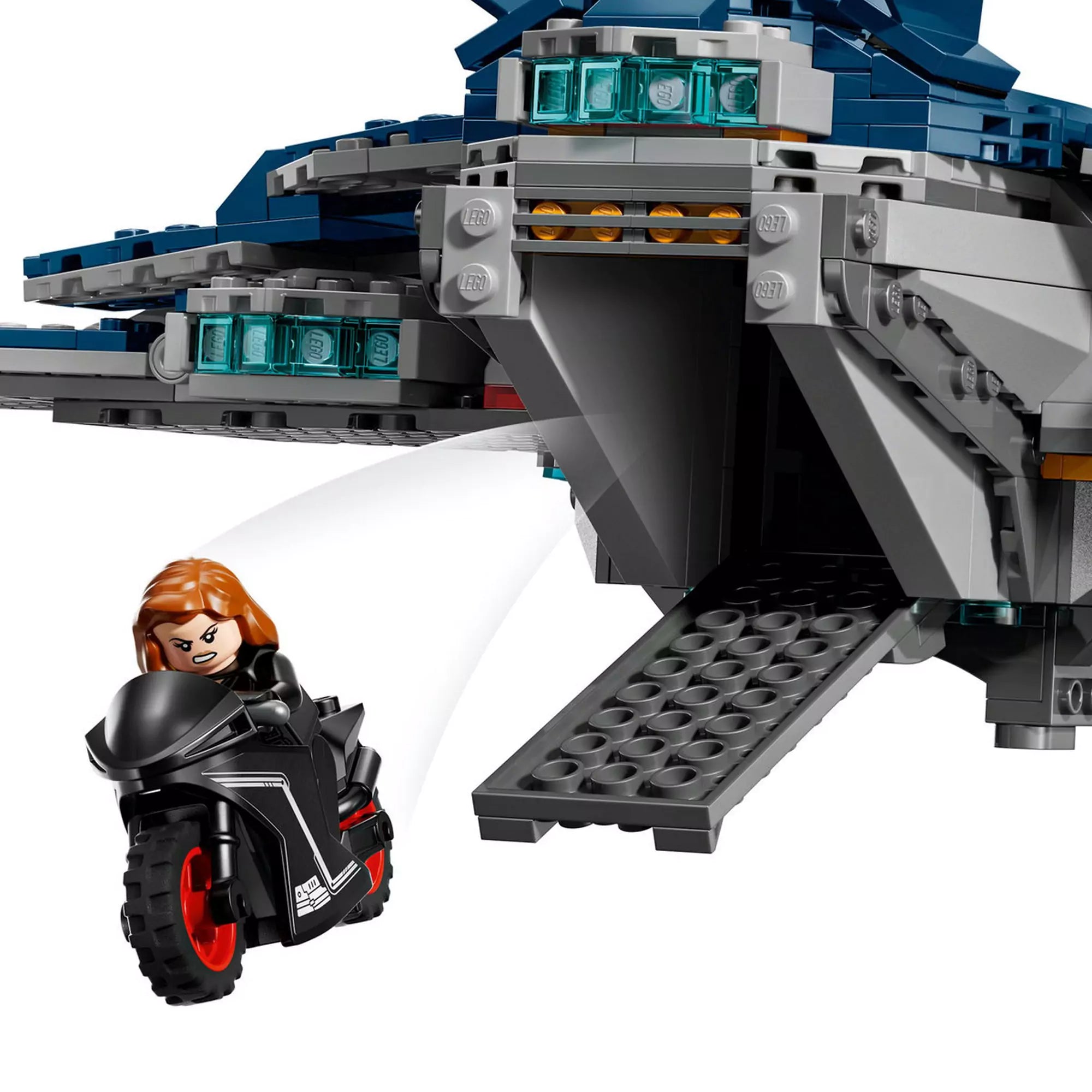A LEGO Marvel Quinjet (76325) hátsó rámpáján Fekete Özvegy motorral távozik a repülőből, akcióra készen.