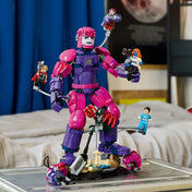 LEGO Marvel 76348 Őrszem robot harci pózban, körülötte hat Marvel minifigurával.