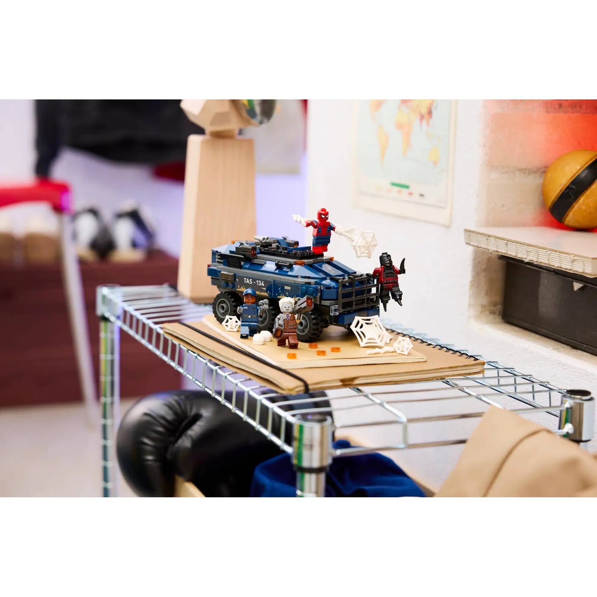 LEGO Marvel Pókember: a rabszállító üldözése 76349 készlet dekoratív elhelyezésben, megépített járművel és minifigurákkal polcon kiállítva.