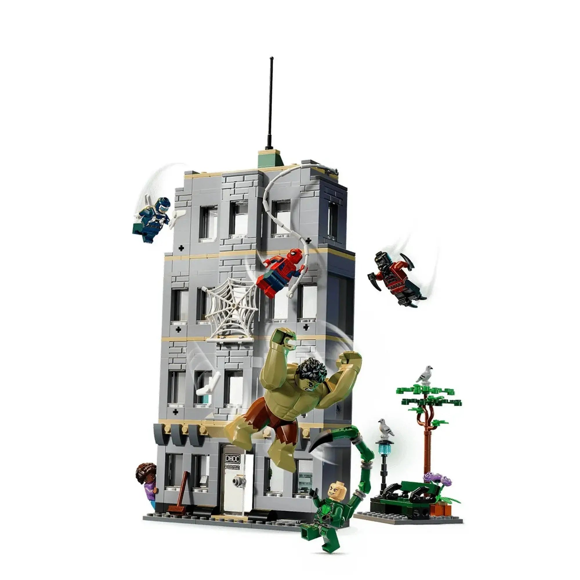 LEGO Marvel Pókember és Hulk csatája 76350 készlet, rombolható városi épülettel, Hulk figurával, Pókemberrel, Skorpióval, Tarantulával és Bumeránggal akció közben.