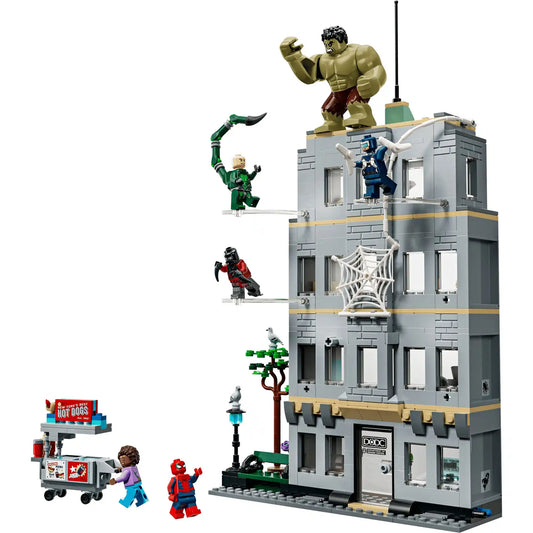 LEGO Marvel Pókember és Hulk csatája készlet teljes épülete parkrésszel, hotdog árus kocsival, hálóval és levegőben mozgó szupergonosz figurákkal.