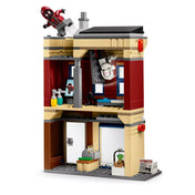 LEGO Marvel Pókember vs. Oscorp (76324) piros ház modul, belső szobák és rejtett részletek láthatók.