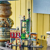  LEGO Marvel Pókember vs. Oscorp (76324) teljes épület figurákkal kiállítva, Oscorp felirattal.