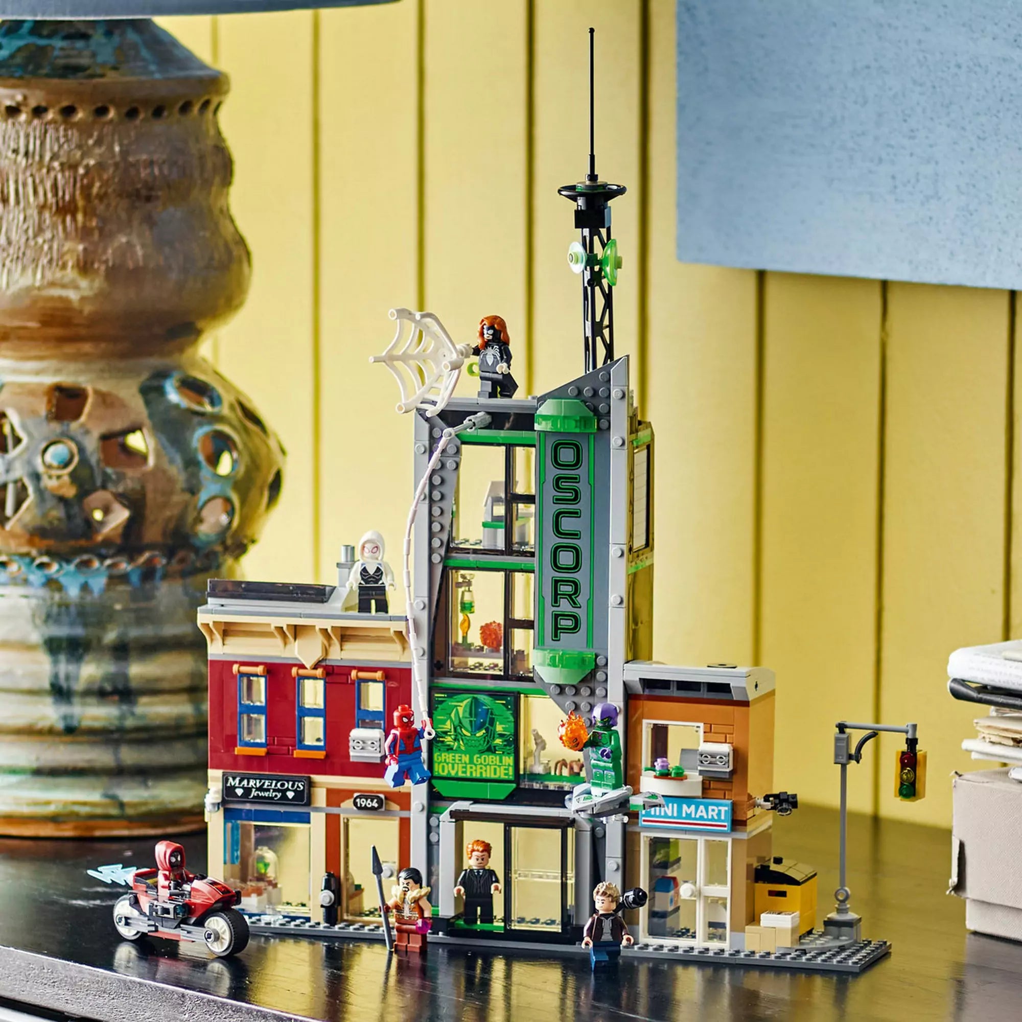  LEGO Marvel Pókember vs. Oscorp (76324) teljes épület figurákkal kiállítva, Oscorp felirattal.