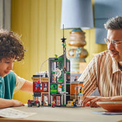 LEGO Marvel Pókember vs. Oscorp (76324) készlet játék közben, gyerek és felnőtt együtt játssza el a jeleneteket.