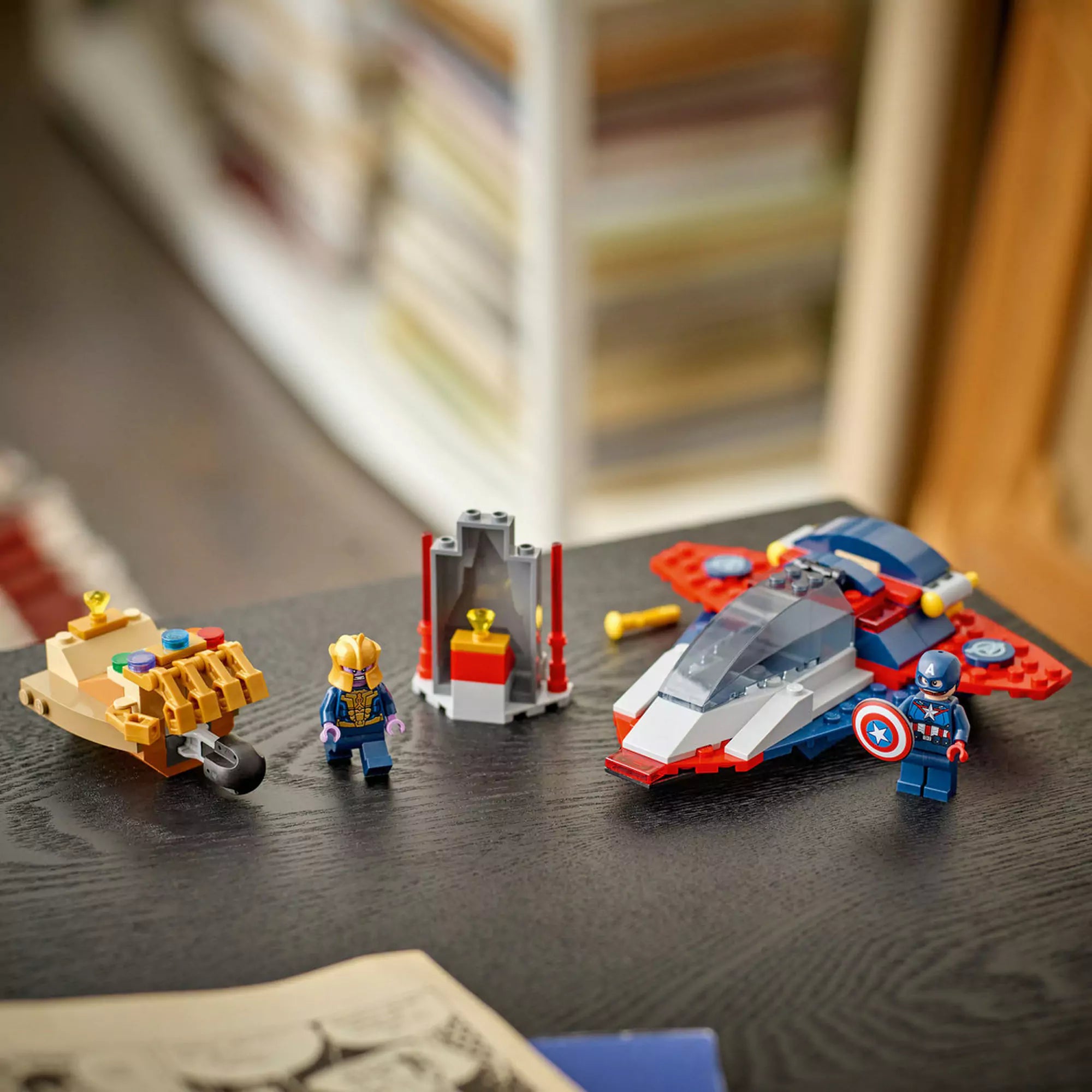  LEGO Marvel Super Heroes: Amerika Kapitány vs. Thanos (76319) teljes készlet, épített járművekkel és minifigurákkal asztalon kiállítva.