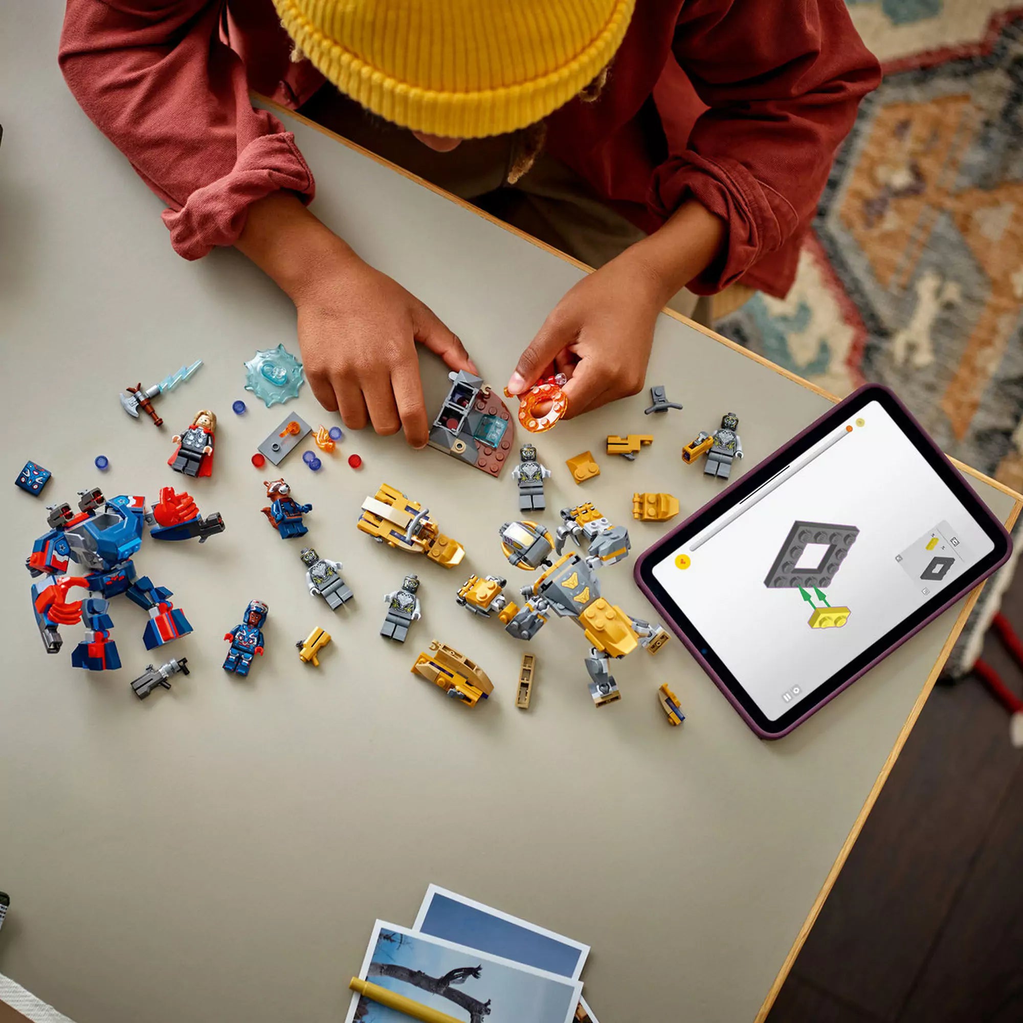 LEGO Marvel Super Heroes: Bosszúállók: Végjáték Thor a chitauri harcosok ellen (76322) építés közben, szétszórt elemekkel és tableten látható digitális útmutatóval.