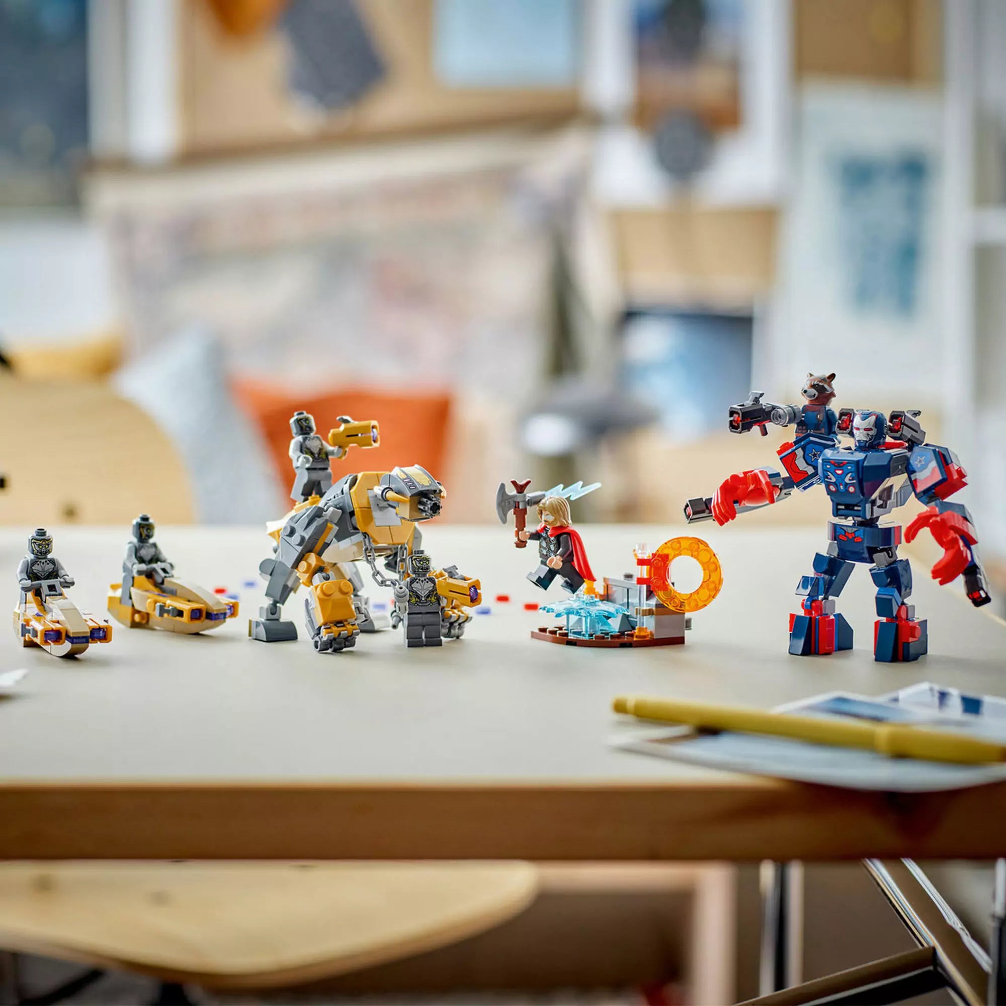 LEGO Marvel Super Heroes: Bosszúállók: Végjáték Thor a chitauri harcosok ellen (76322) felépített figurák és járművek asztalon kiállítva.