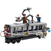 Akciójelenet a LEGO Marvel Super Heroes: Pókember és Doc Ock csatája a metrókocsiban (76321) készletből, Pókember hálója megfogja a mozgó kocsit.