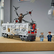 Összeállított LEGO Marvel Super Heroes: Pókember és Doc Ock csatája a metrókocsiban (76321) készlet kiállítva, a minifigurák a metrókocsi körül és tetején.
