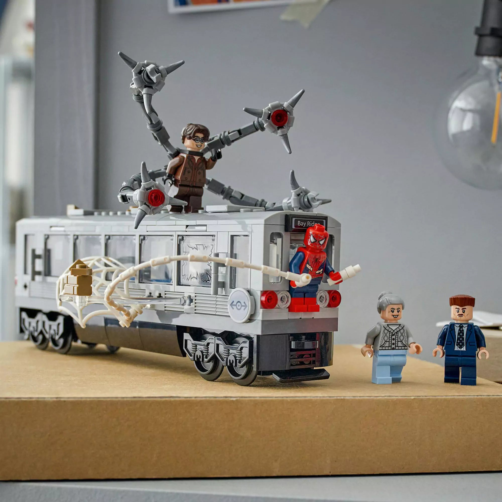 Összeállított LEGO Marvel Super Heroes: Pókember és Doc Ock csatája a metrókocsiban (76321) készlet kiállítva, a minifigurák a metrókocsi körül és tetején.