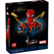 LEGO Marvel Iron Spider-Man mellszobor (76326) dobozkép – A fekete háttér előtt a piros-kék-arany színű Pókember mellszobor látható, a LEGO és Marvel logókkal.
