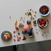 LEGO Marvel Iron Spider-Man mellszobor (76326) építés közben – Az asztalon szétszórt LEGO elemek, részben kész mellszobor és a minifigura látható.