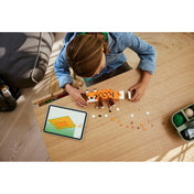 LEGO Minecraft: A róka 21588 építés közben, gyermekkel és LEGO Builder alkalmazással