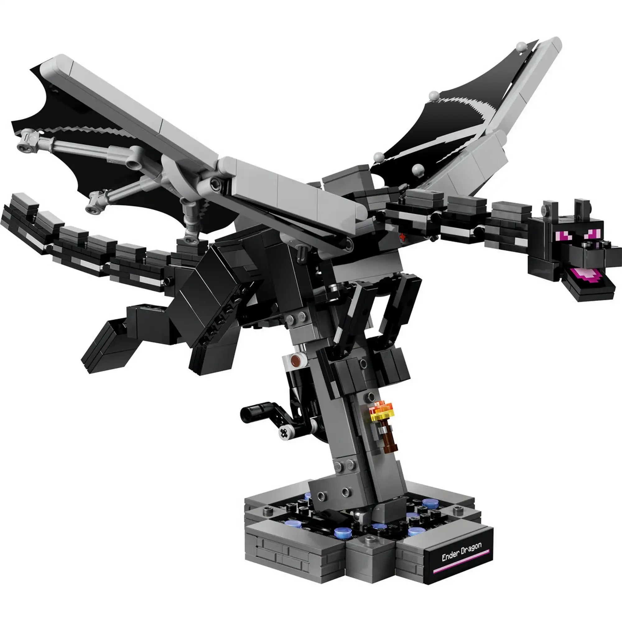 LEGO Minecraft Ender Dragon modell közelről, fekete testtel, lila szemekkel, részletes szárnyakkal és kiállítóállvánnyal.